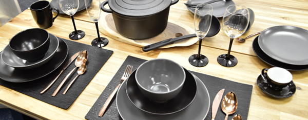 MODERNÍ STOLOVÁNÍ V ČERNÉ