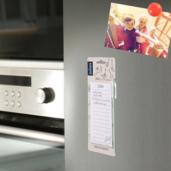 Blok s magnetem a tužkou na lednici 