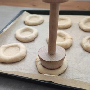 Důlkovač na koláče