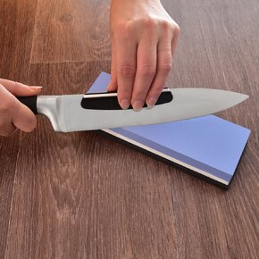 Brusný kámen s podložkou a úchytem na nože