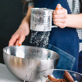 Mechanické síto na mouku a cukr